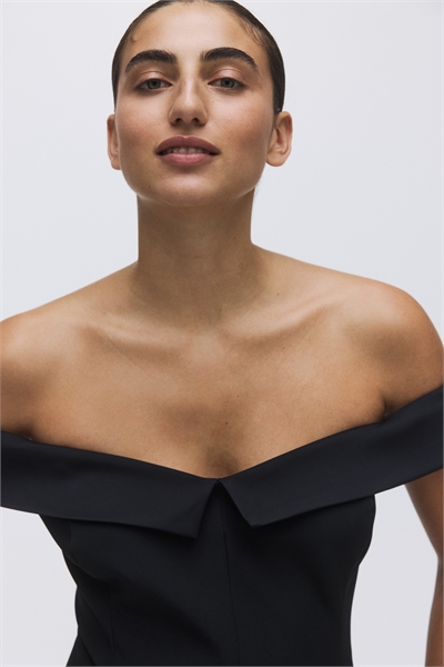 Джемпер на плечах 1316544001