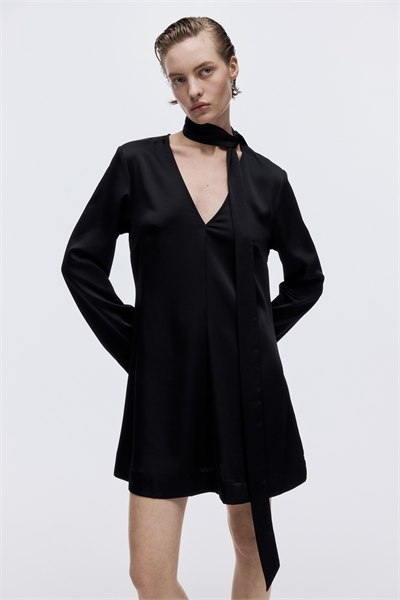 Атласное платье с шарфом 1324357001