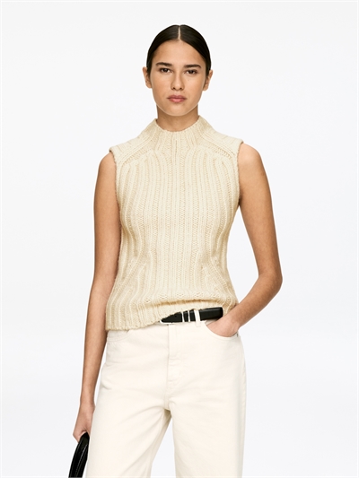 Вязаный в рубчик жилет 1256990001