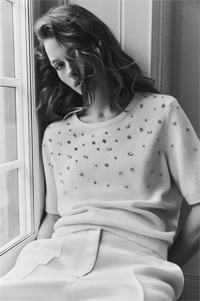 Топ из тонкого трикотажа, украшенный стразами 1314374001