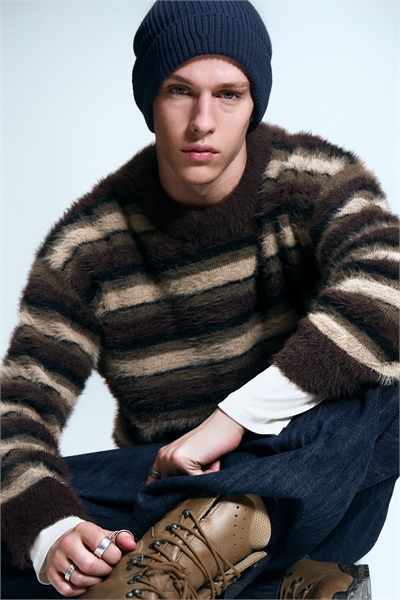 Расслабленный вязаный свитер в полоску 1300748004