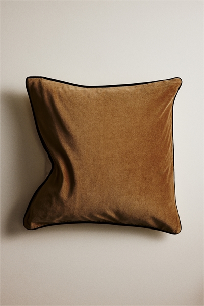 Бархатный чехол для подушки с отделкой из пипсовки 1308645001