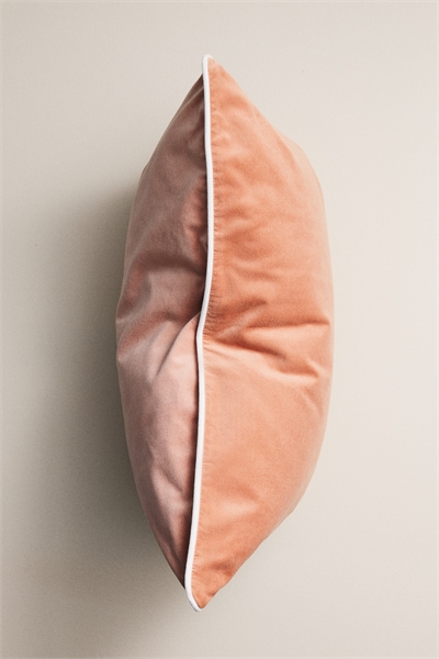 Бархатный чехол для подушки с отделкой из пипсовки 1308649002