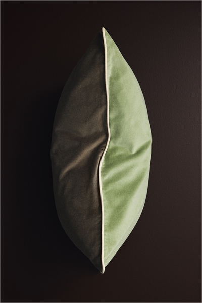 Бархатный чехол для подушки с отделкой из пипсовки 1308649003