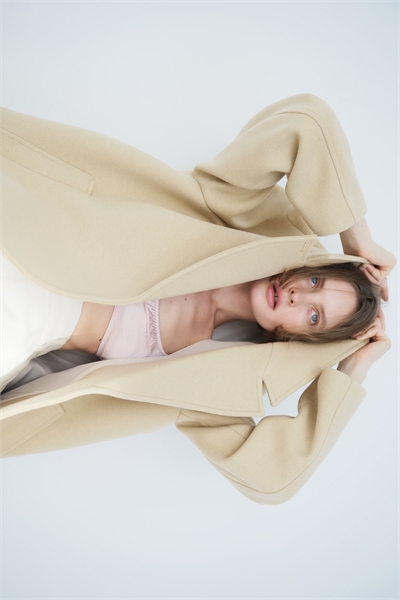 Безразмерное пальто из шерстяного бленда 1319850001