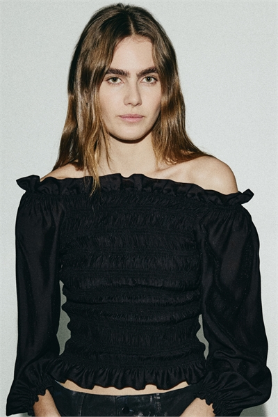 Блузка на плечах с вышивкой 1318559001