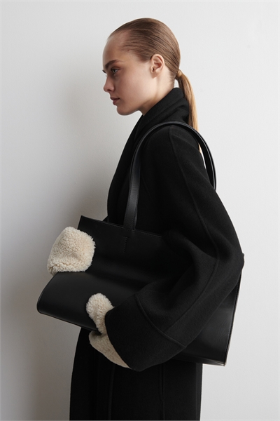 Варежки из стриженого меха артикул 1312563001