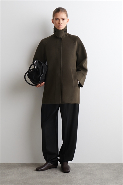 Короткое шерстяное пальто с вороненым вырезом и двойной отделкой артикул 1321637001