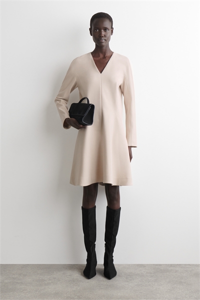 Приталенное мини-платье с V-образным вырезом артикул 1318651001