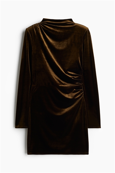 Мини-платье с накладными плечами артикул 1258628004