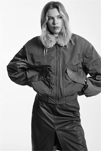 Куртка-бомбер с отложным воротником артикул 1317082001