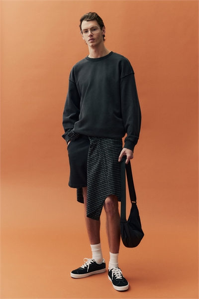 Толстовка свободного покроя из стираной ткани артикул 1293900001