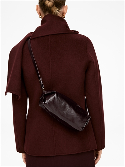 Лакированная сумка кроссбоди артикул 1306645001