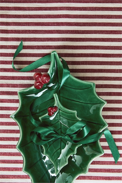 Небольшая фигурная сервировочная тарелка из керамики артикул 1301621002