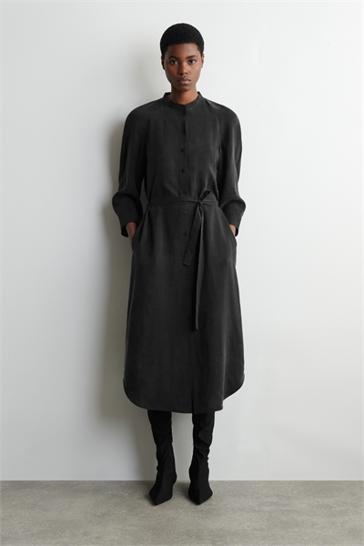 Платье-рубашка средней длины с поясом и без воротника артикул 1318400001