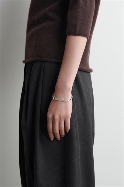 Изогнутый прямоугольный браслет артикул 1322389001