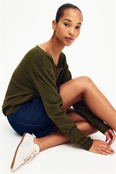 Джемпер на плечах артикул 1302636009