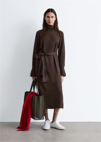 Платье-миди с шарфом на шее артикул 1322598001