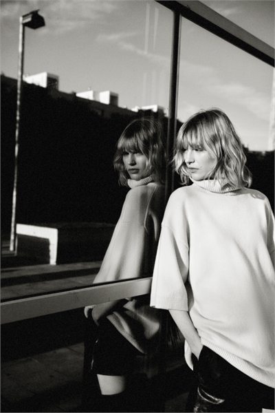 Шерстяной свитер с высоким воротником артикул 1324114001