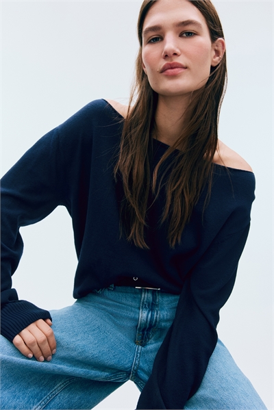 Джемпер на плечах артикул 1302636002