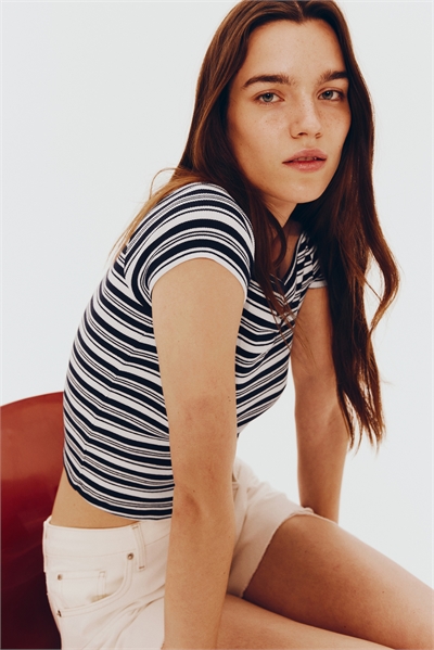 Топ с открытыми плечами в рубчик артикул 1278148005