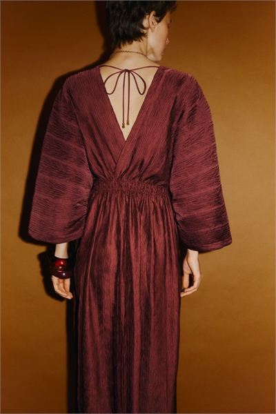 Платье с V-образным вырезом и гофрированной тканью артикул 1320884001