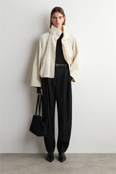 Нейлоновая куртка с воронкообразным горлом артикул 1316485002