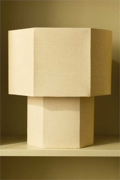 Большая шестиугольная настольная лампа артикул 1311994002