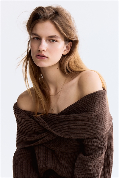 Свитер с открытыми плечами артикул 1339784001