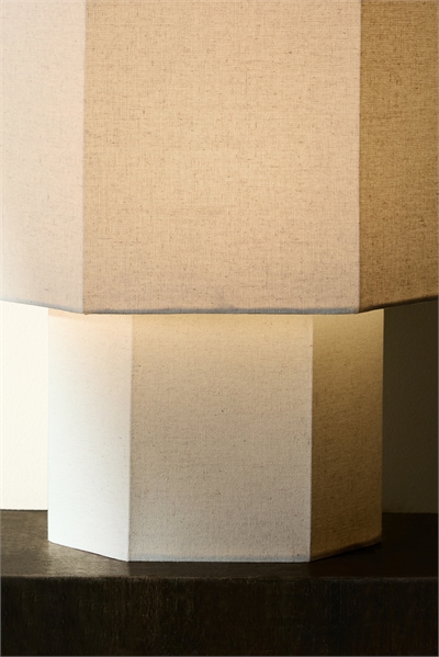 Большая шестиугольная настольная лампа артикул 1311994001