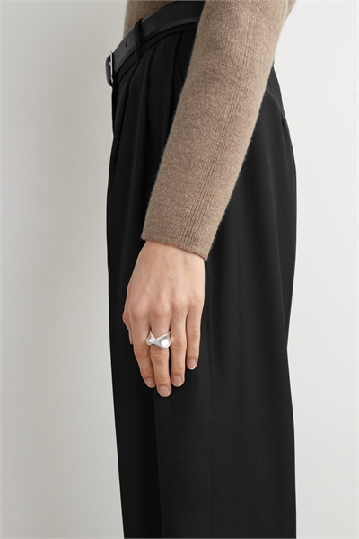 Кольцо с закрученной лентой артикул 1322098002