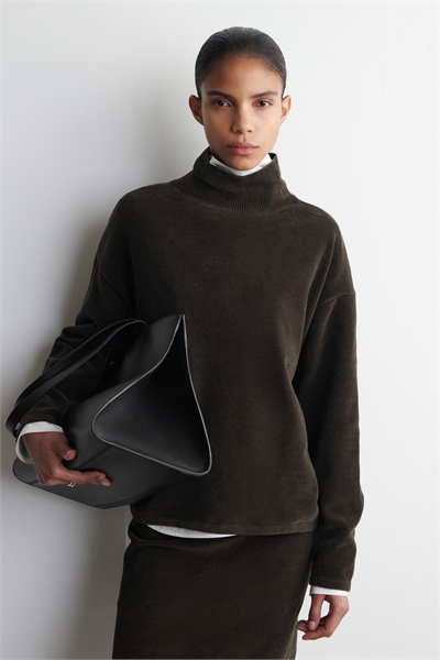 Джемпер с вороненым вырезом из синели артикул 1321322001