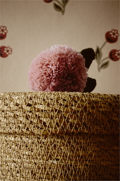 Небольшая коробка для хранения морской травы с помпонами артикул 1310675001