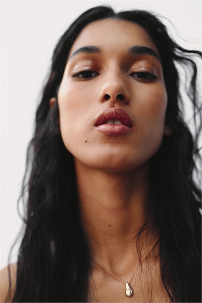 Помада Sheer Brilliance артикул 1325694010