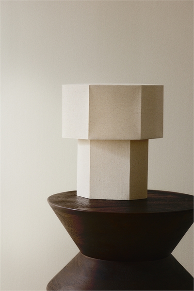 Шестиугольная настольная лампа артикул 1304451001