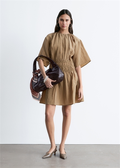 Мини-платье с короткими рукавами и сборками артикул 1328297001