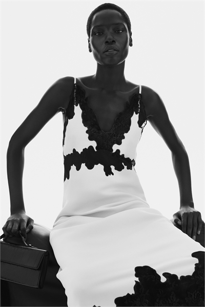 Платье на бретелях с кружевом артикул 1332686001