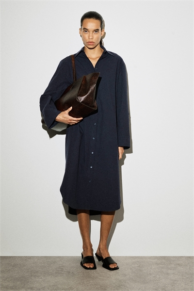 Хлопковое платье-рубашка средней длины с закругленными рукавами артикул 1327598001