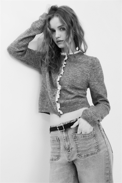 Кардиган из тонкой вязки с оборками артикул 1319954001