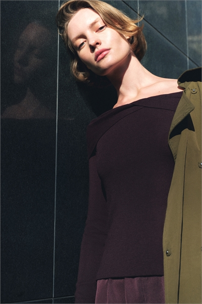 Топ с открытыми плечами и закрученными деталями артикул 1323718001