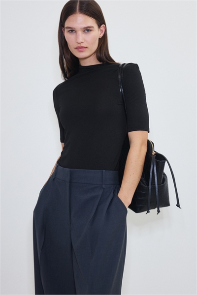 Утепленная футболка с высоким воротником и облегающим кроем артикул 1321664001