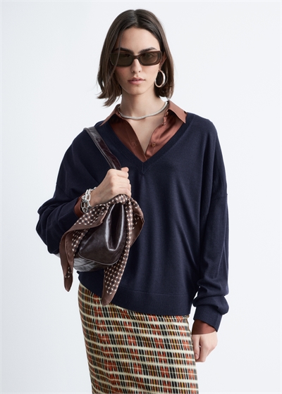 Свитер из мериносовой шерсти с V-образным вырезом артикул 1321967001