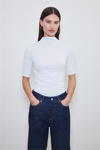 Утепленная футболка с высоким воротником и облегающим кроем артикул 1321664002