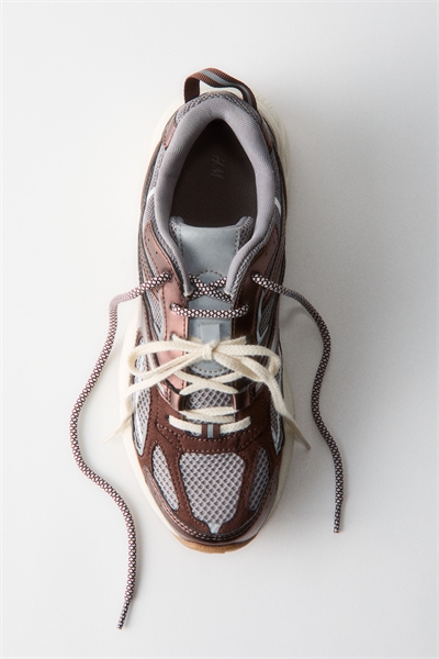 Мощные кроссовки артикул 1208972009