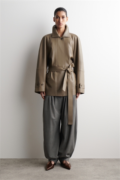 Короткая кожаная куртка-тренч с воротником-воронкой артикул 1327462001