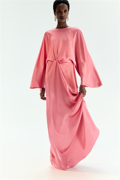 Платье из атласа с закрученными деталями артикул 1323472001