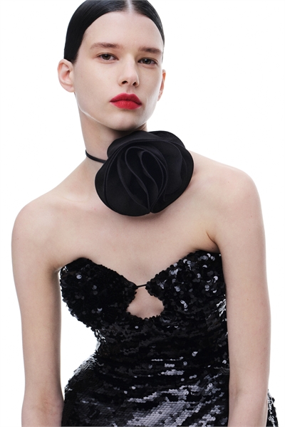 Ожерелье из шнура с аппликацией розы артикул 1266631001