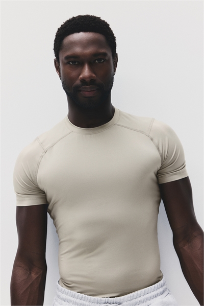 Спортивная футболка с компрессионной посадкой и технологией DryMove™ артикул 1314830004