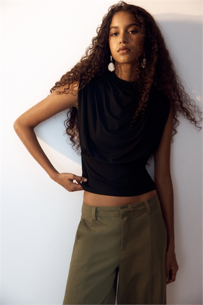 Вискозный топ с высоким воротником артикул 1320737001