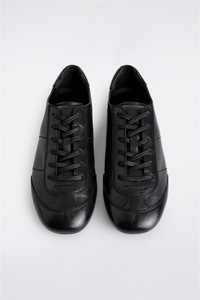 Минималистичные кожаные кроссовки артикул 1327849001